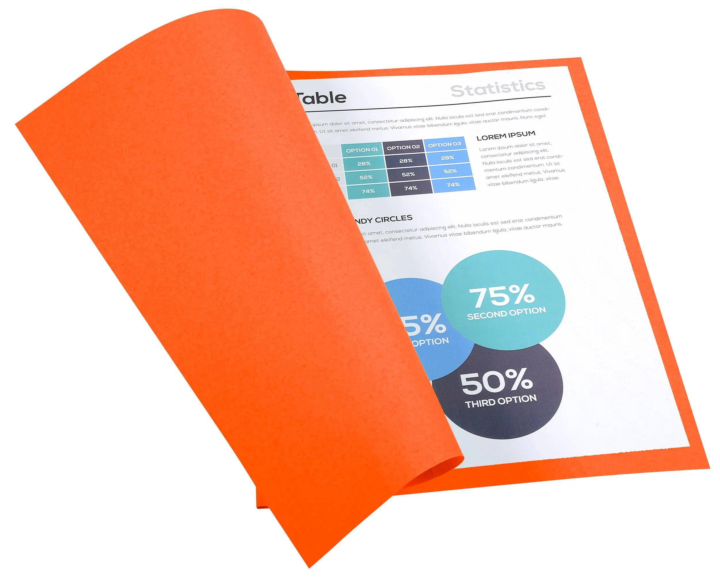 Schreibtisch mit Laptop, Telefon, farbigen Stiften, Uhr und pädagogischer Matte mit mathematischen Formeln und geometrischen Formen.