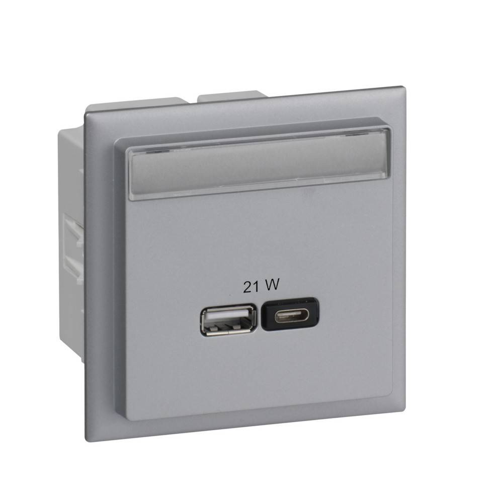 Wandsteckdose mit USB- und USB-C-Anschlüssen, mit 21 W für das Laden von Geräten beschriftet, in einem modernen quadratischen Design mit Metalloberfläche.