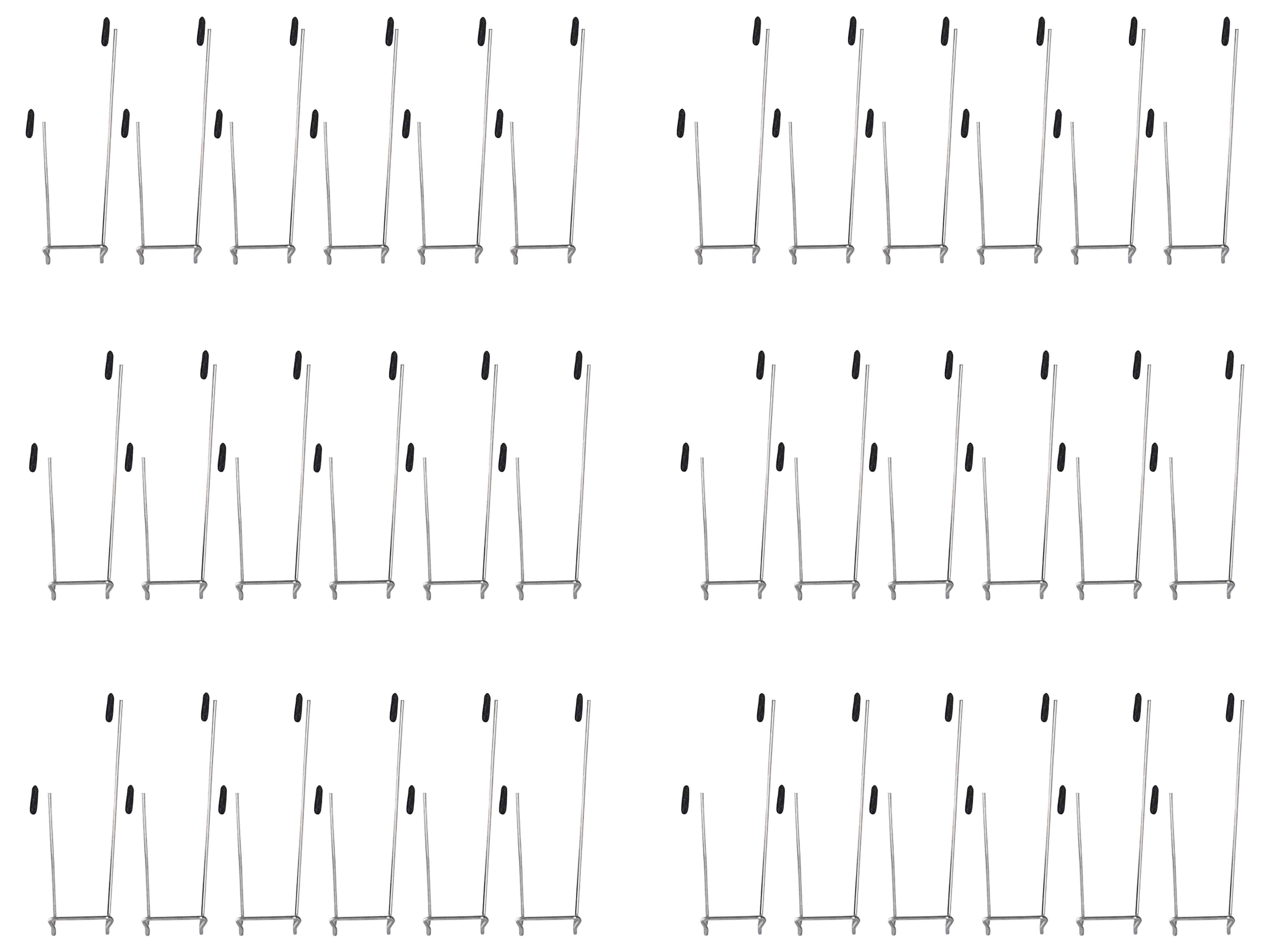 Eine Gruppe aus mehreren identischen Notenständern ist in ordentlichen Reihen auf weißem Hintergrund angeordnet, jeder mit einem einfachen Metallgestell und schwarzer Oberfläche.