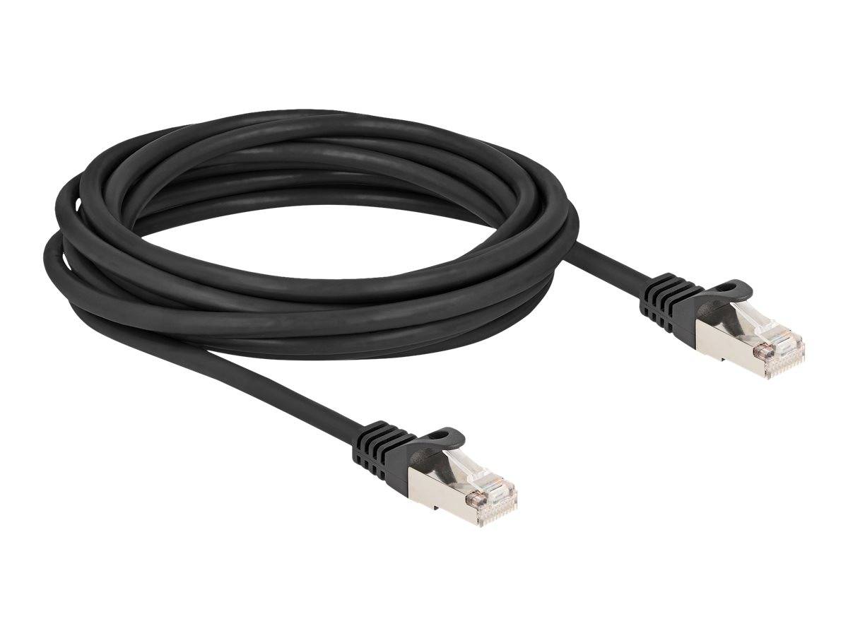 Aufgerolltes schwarzes Ethernet-Kabel mit zwei RJ45-Steckern auf weißem Hintergrund.