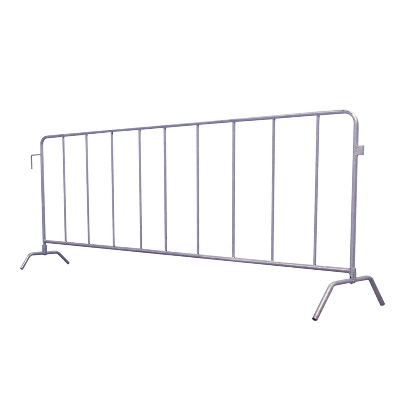 Eine Metallmenschenmengen-Schutzbarriere mit vertikalen Stangen und stabilisierenden Füßen, die zur Regelung öffentlicher Versammlungen oder Veranstaltungen verwendet wird.