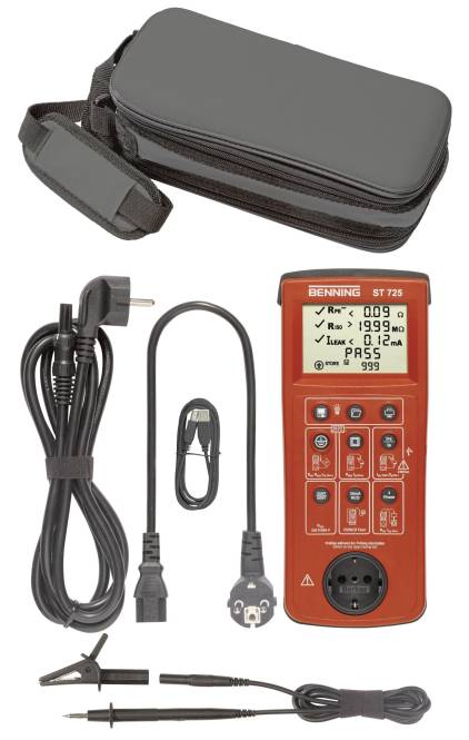 Ein roter Benning ST 725 Gerätetester zeigt Messwerte an, mit Kabeln und einer Transporttasche daneben, was Testausrüstung anzeigt.