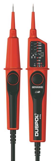 Ein roter Spannungsprüfer mit Display, das Messungen für Wechselspannung und Gleichspannung anzeigt. Markenzeichen „BENNING