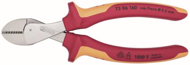 Nahaufnahme von roten und gelben Seitenschneidern mit isolierten Griffen, die scharfe Klingen und ergonomisches Griffdesign für elektrotechnische Arbeiten zeigen.