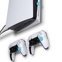 Eine weiße Spielkonsole mit zwei weißen kabellosen Controllern, die darunter angezeigt werden, alles vor einem einfachen Hintergrund gezeigt.