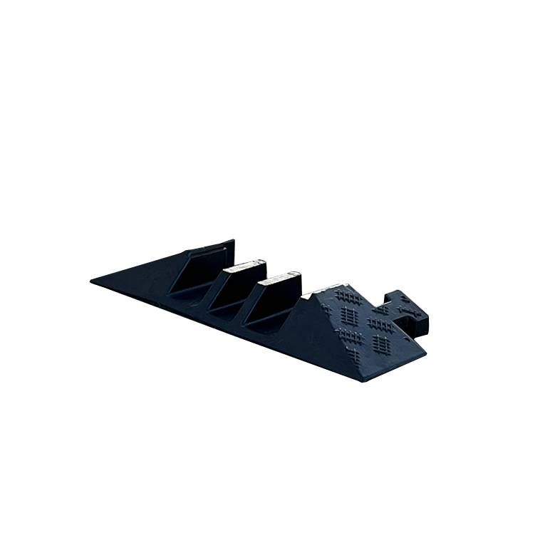 Schake 33934E Überfahrschutz System A Endstück ohne Adapter<br><br>Maße: 200 x 600 x 75 mm<br><br>Maße der Durchlasskanäle: 3x 60 x 50 mm