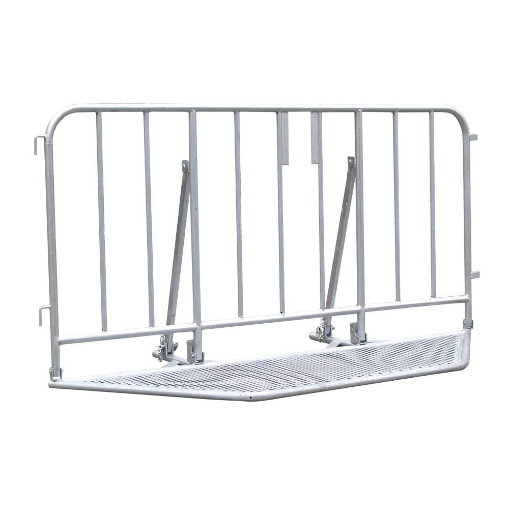 Eine silberne Metallkonzertschranke mit vertikalen Stäben und einer Gitterstufe an der Basis, die zur Menschenmengenkontrolle bei Veranstaltungen verwendet wird.