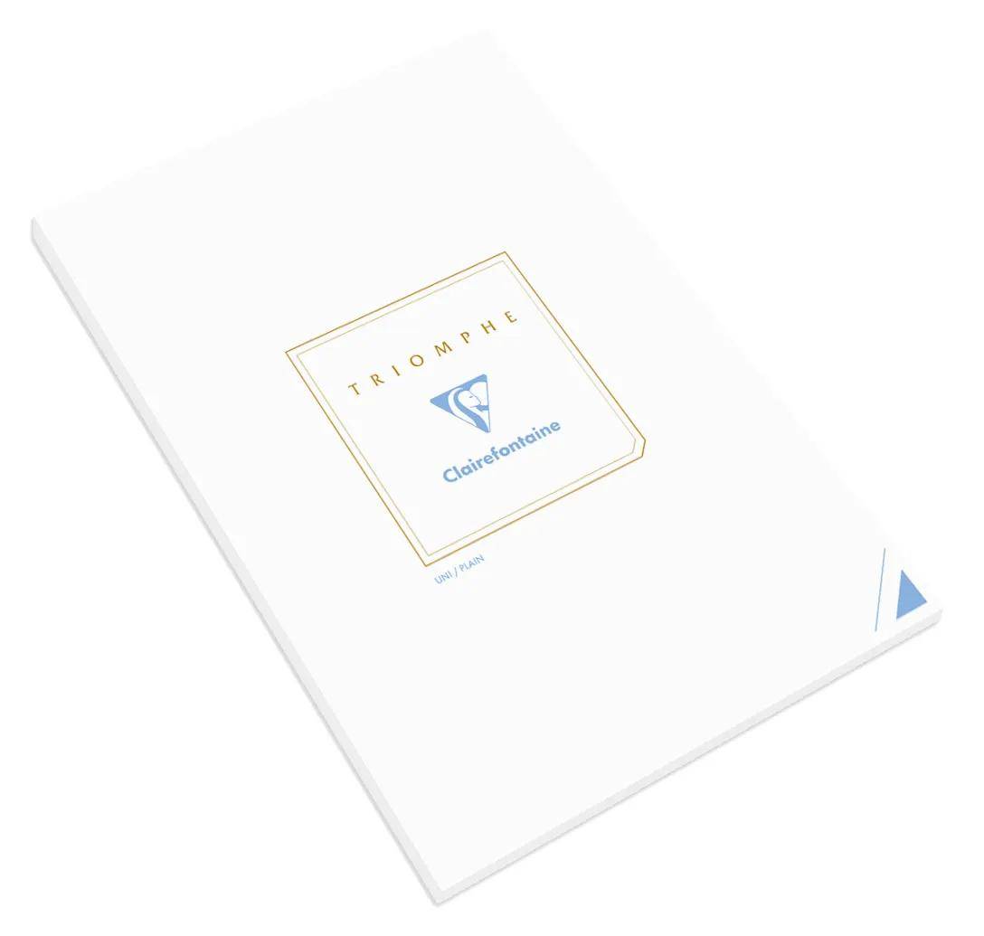 Weißes Clairefontaine 'Triomphe' Papierblock aus einer Schrägansicht auf einfachem Hintergrund.