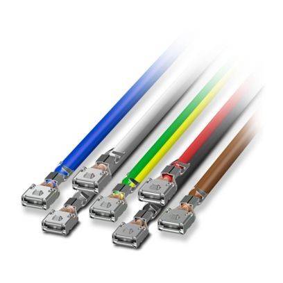 Sechs Netzwerkkabel in Blau, Grau, Grün, Gelb, Rot und Braun, parallel ausgerichtet mit Metallsteckern, symbolisieren Datenkonnektivität.