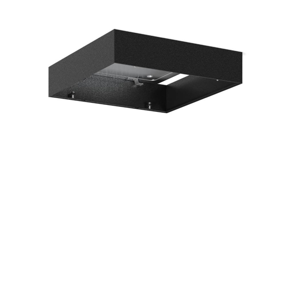 Eine schwarze quadratische Deckenleuchte mit offener Unterseite, die ein minimalistisches Design für moderne Innenräume präsentiert.