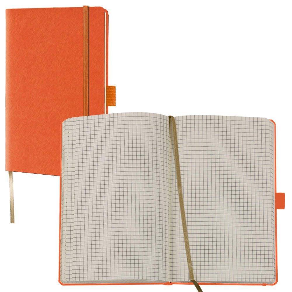 Ein orangefarbiges Notizbuch mit geschlossenem Deckel wird neben einem offenen Notizbuch gezeigt, das ein Gittermuster-Design im Inneren aufweist, mit einem Stofflesezeichen.