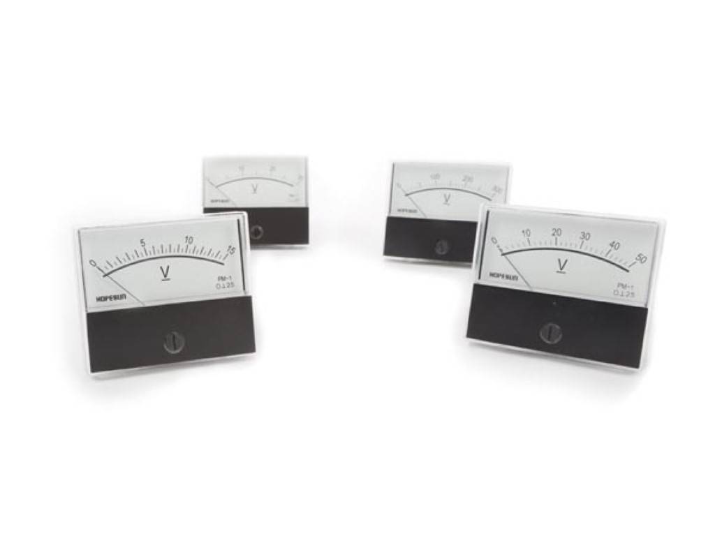 ANALOGES EINBAU-SPANNUNGSMESSGERÄT 15 V DC / 70 x 60 mm