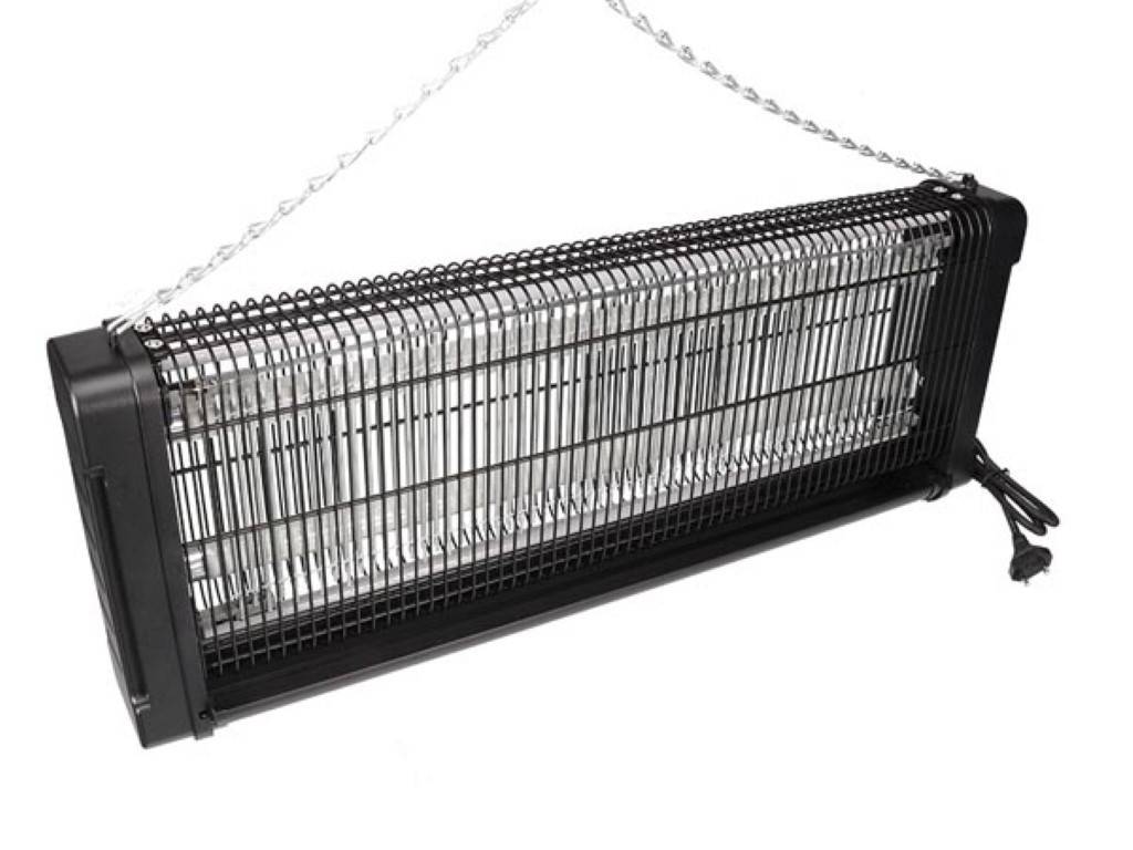 Hängende elektrische Fliegenfalle mit schwarzem Metallgitter, aufgehängt an Ketten und Stromkabel auf weißem Hintergrund.