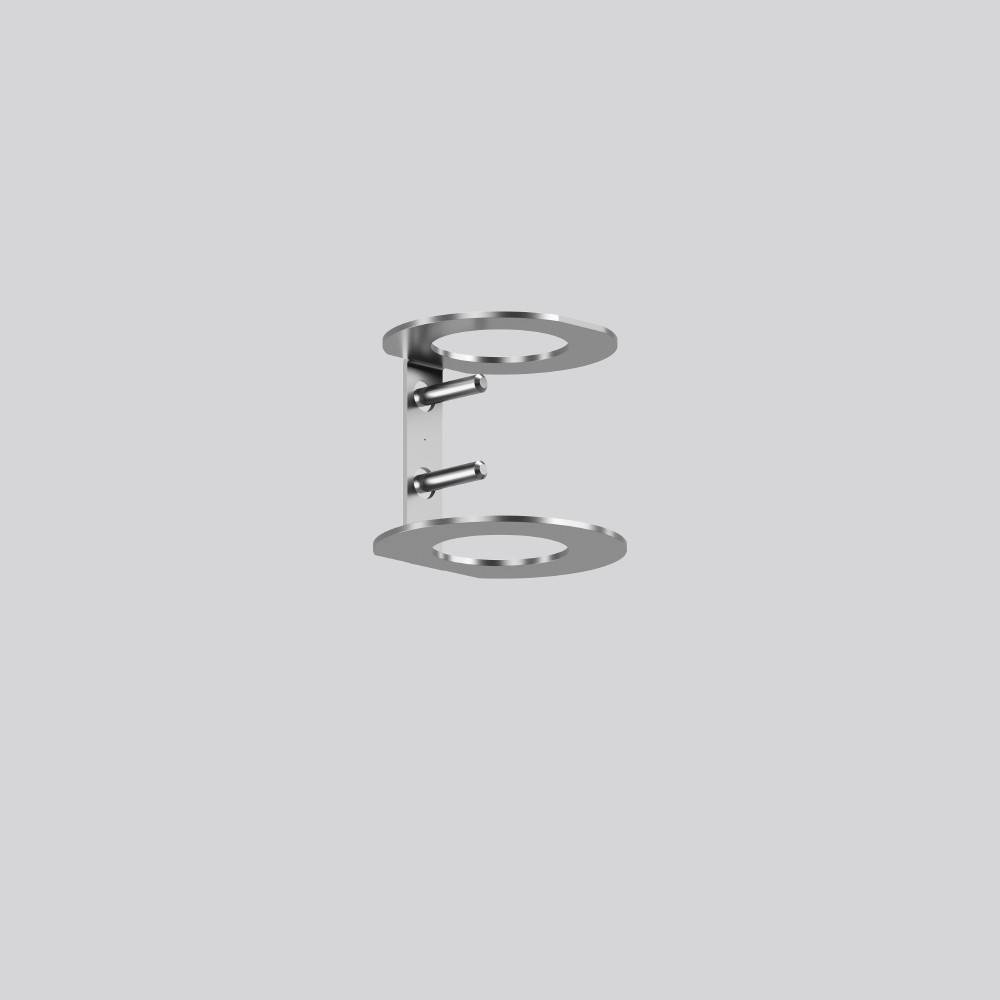 Chrom-Wandhalter mit zwei Ringen oder Wandhalterung mit vertikalem Verbinder und zwei vorstehenden Montagestiften auf einfachem grauem Hintergrund.
