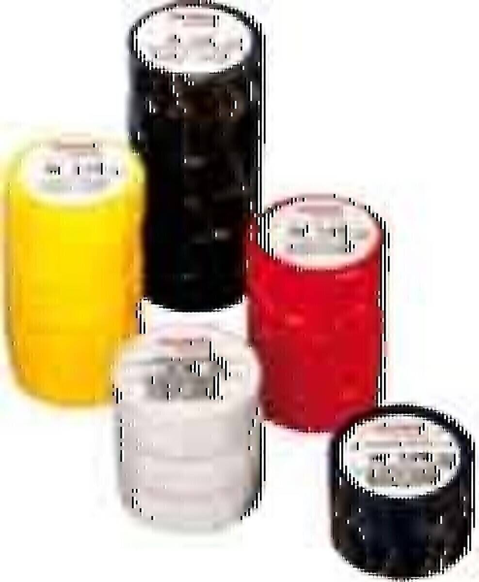 Fünf Stapel von Pokerchips in verschiedenen Farben: gelb, schwarz, rot, weiß und blau, dicht nebeneinander angeordnet.