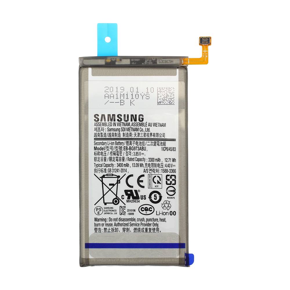 Samsung Smartphone Lithium-Ionen-Akkupack mit Bandverbindern und aufgedrucktem Sicherheits-/Spezifikationsetikett, isoliert auf weißem Hintergrund dargestellt.