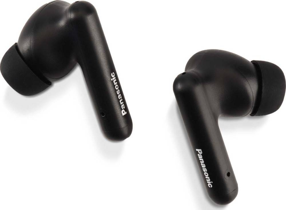 Nahaufnahme von schwarzen Panasonic drahtlosen Ohrhörern mit sichtbarem Markennamen, präsentiert auf einem schlichten weißen Hintergrund, der ihr elegantes Design hervorhebt.