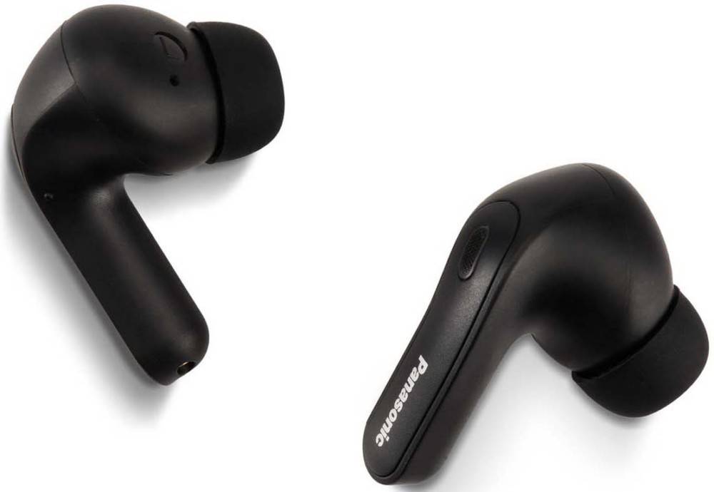 Zwei schwarze kabellose Ohrhörer, einer liegend und der andere aufrecht, mit der Markenaufschrift 'Panasonic' an der Seite, auf einem weißen Hintergrund präsentiert.