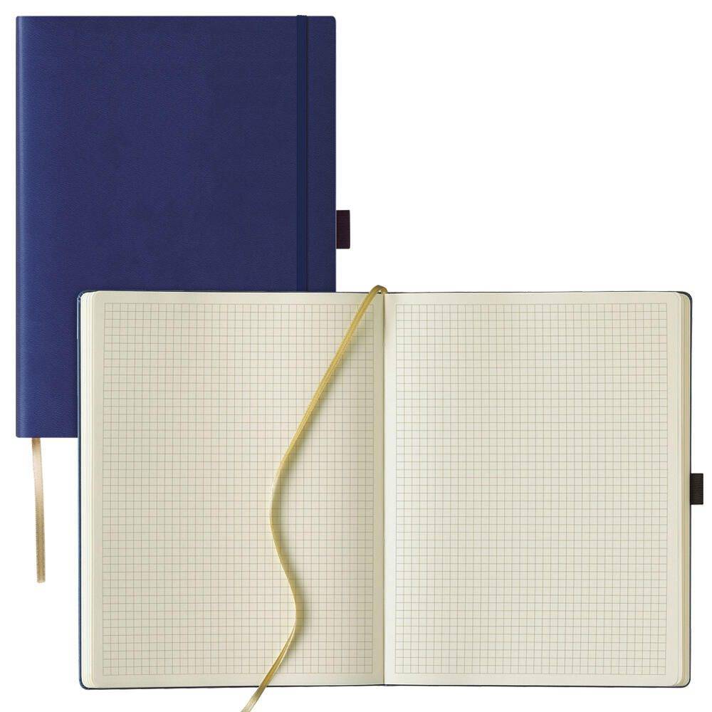 Zwei Notizbücher: eines geschlossen mit blauem Umschlag, eines offen mit Gitterseiten. Ein gelbes Stofflesezeichen liegt auf den offenen Seiten.