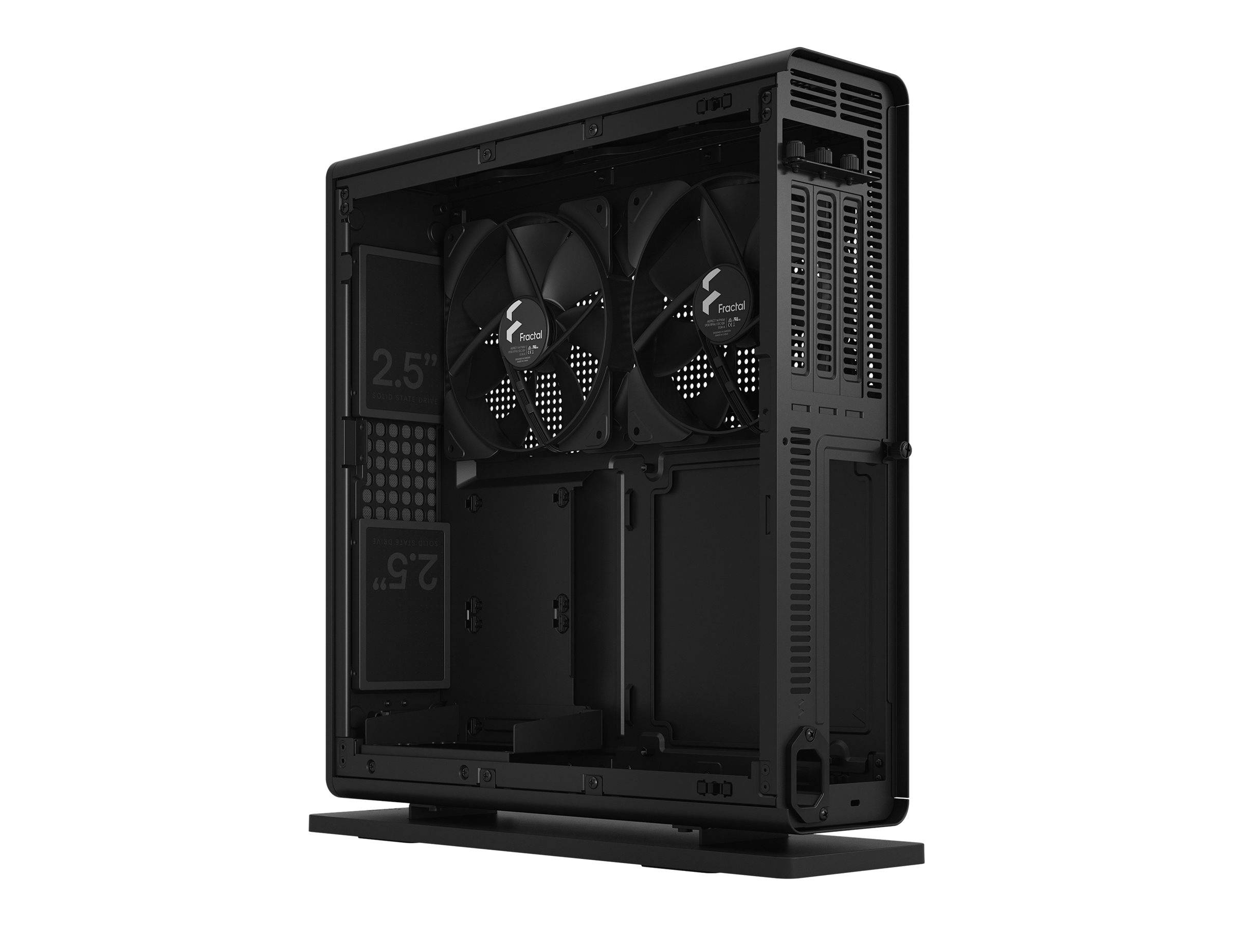 Offenes schwarzes PC-Gehäuse mit sichtbarem Inneren, Einbauschächten und zwei vorderen Lüftern, auf einem Ständer vor weißem Hintergrund ausgestellt.