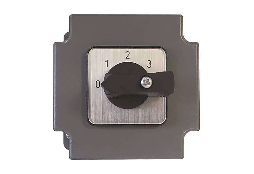 Ein grauer quadratischer Schalter mit einem schwarzen Knopf auf einem Metallpanel, der mit den Zahlen 0 bis 3 markiert ist, was wahrscheinlich verschiedene Einstellungen oder Stufen anzeigt.