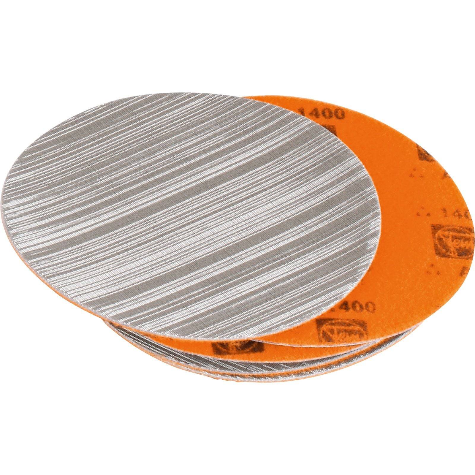 Ein Stapel runder Schleifpapierscheiben mit grauen, gestreiften Schleifoberflächen und orangefarbenen Rückseiten, gekennzeichnet mit 'P400' zur Angabe der Körnung.