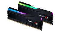 Zwei schwarze RGB-Speichermodule für Desktop-Computer mit mehrfarbigen Lichtleisten, dargestellt auf weißem Hintergrund.