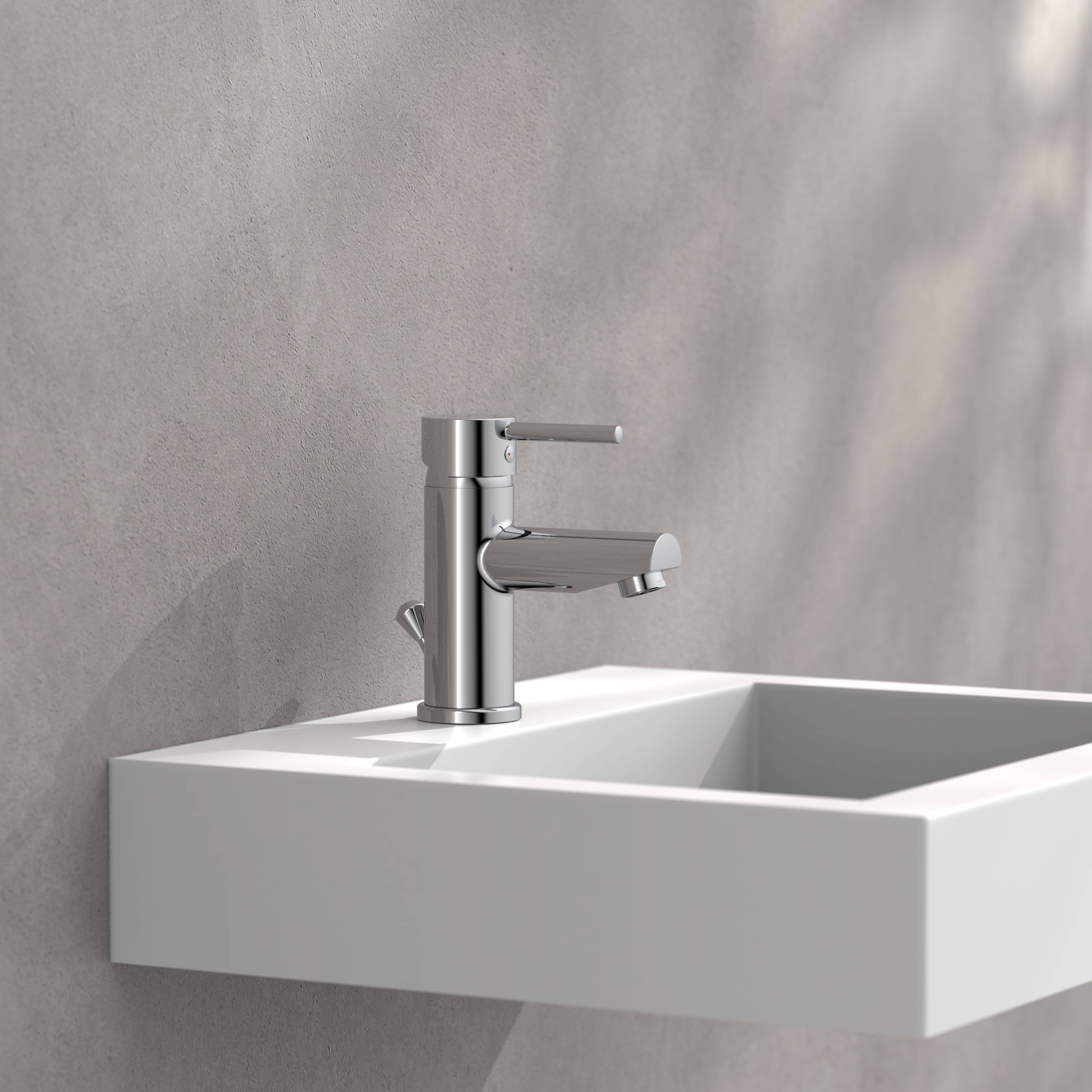 Ein moderner silberner Wasserhahn, der an einem rechteckigen weißen Waschbecken befestigt ist, das an einer hellgrauen Wand montiert ist, mit weichen Schatten, die die Tiefe verstärken.