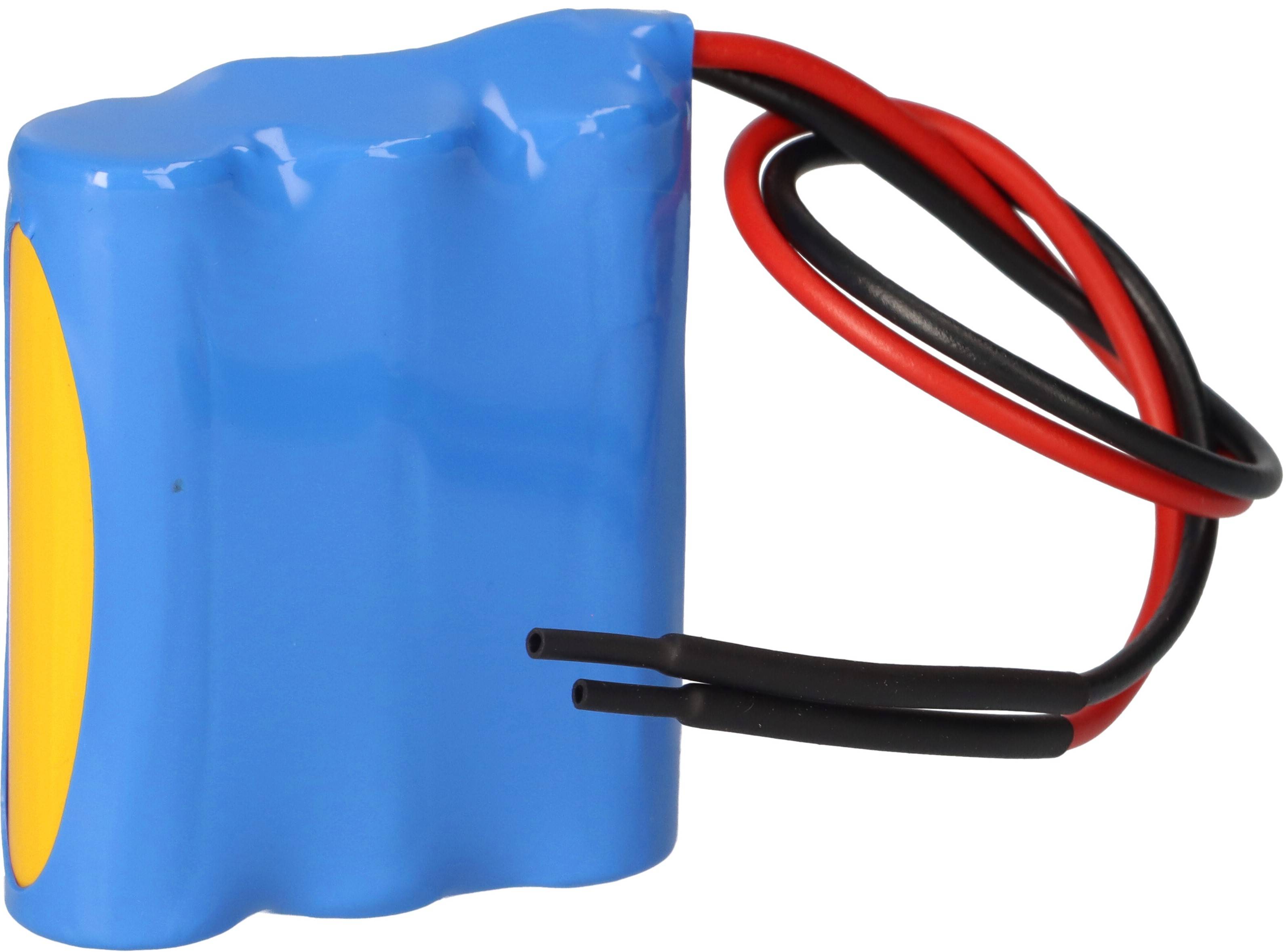 Blaugrünes Batteriepaket mit roten und schwarzen Drähten, die von einem Ende auf weißem Hintergrund herausragen.