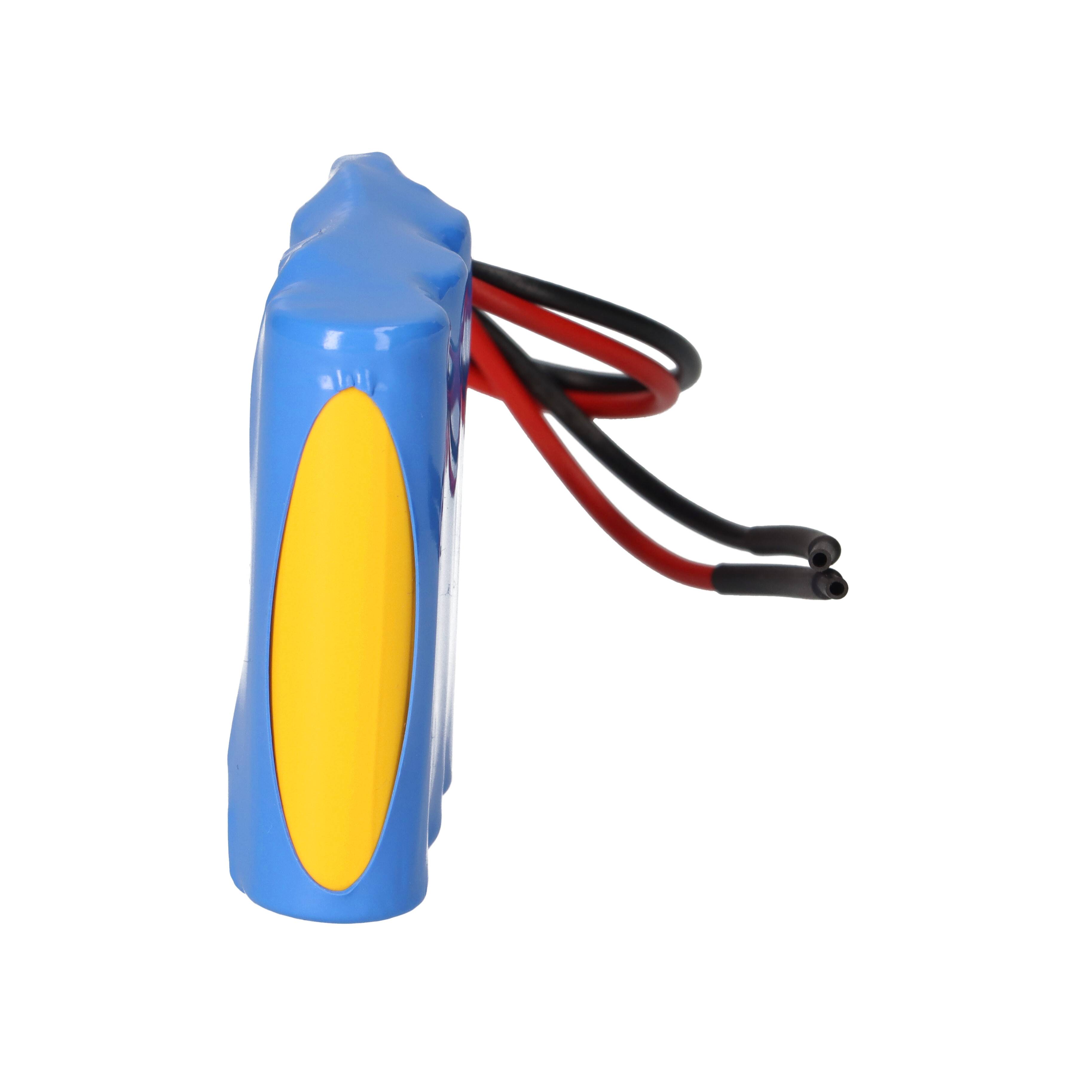 Blaues Batteriepack mit gelbem Seitenetikett und rot-schwarzen Drähten, die von oben herausragen, isoliert auf weißem Hintergrund.
