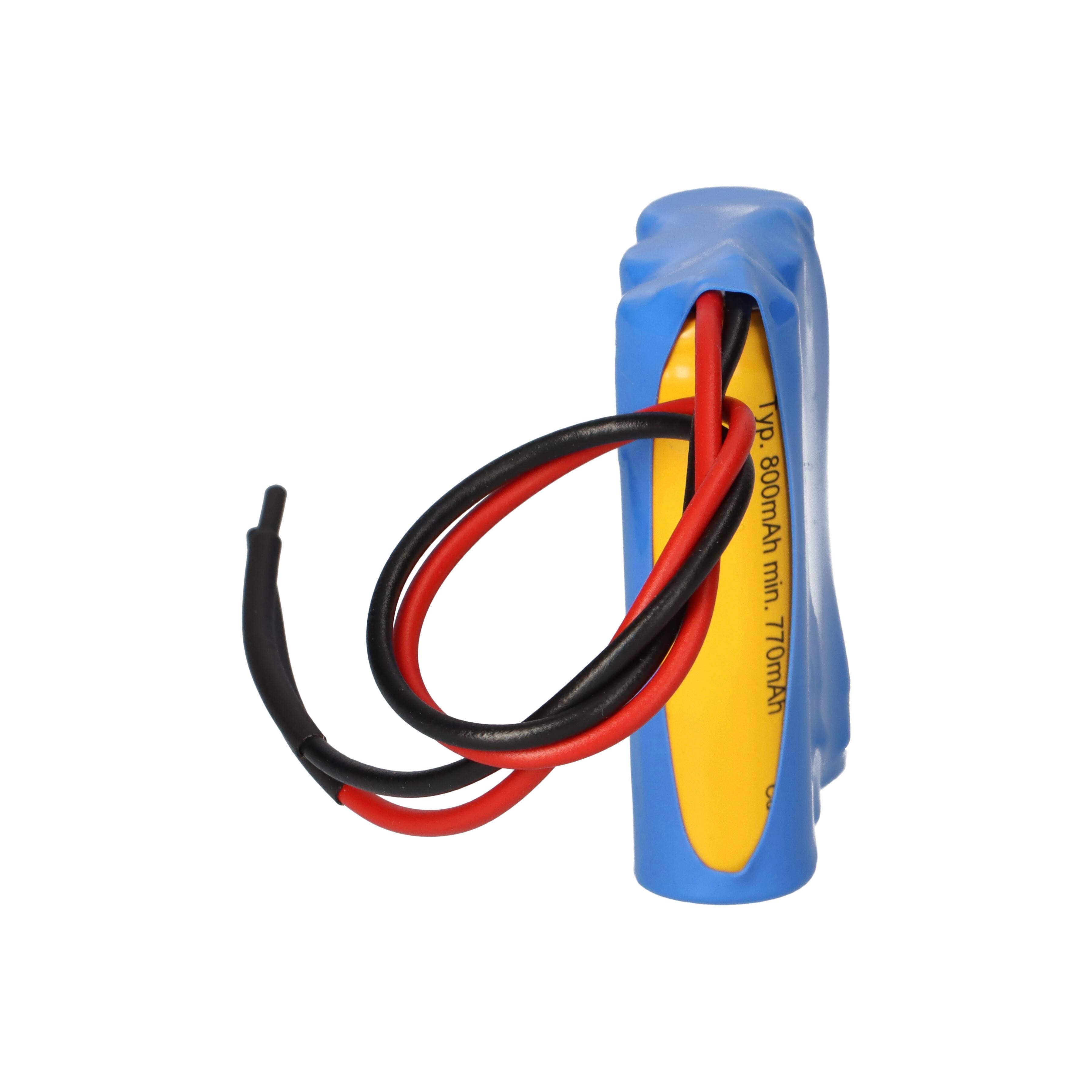 Blau verpacktes wiederaufladbares Batteriepaket mit roten und schwarzen Kabeln, isoliert auf weißem Hintergrund.