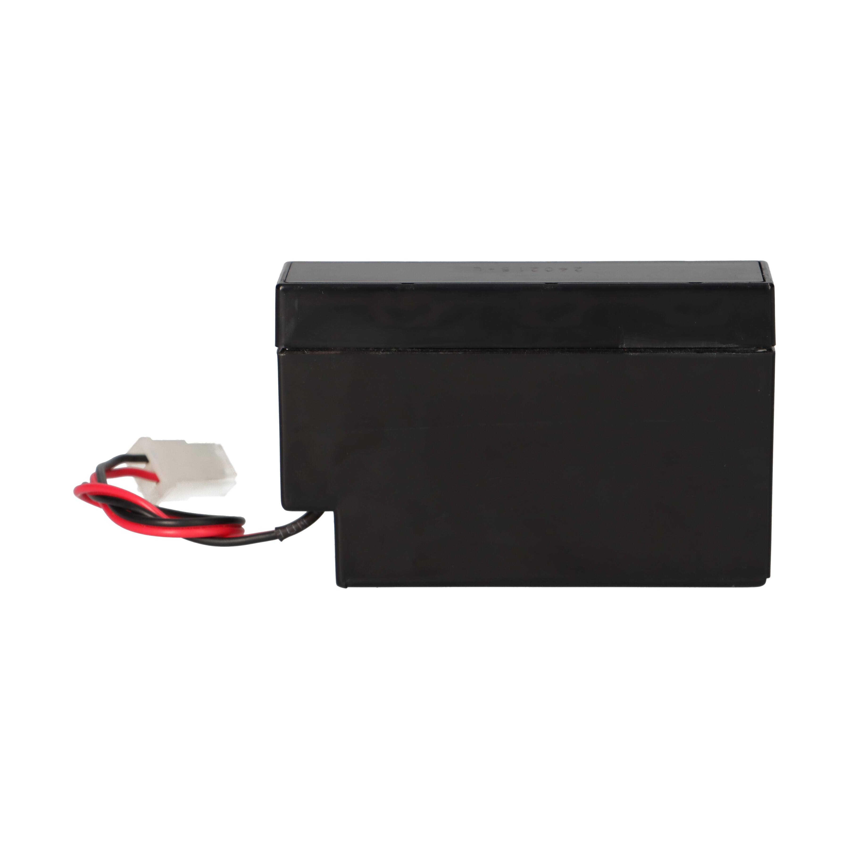 Schwarze rechteckige Batterieverpackung mit roten und schwarzen Drähten und einem weißen Anschluss auf einfachem weißem Hintergrund.