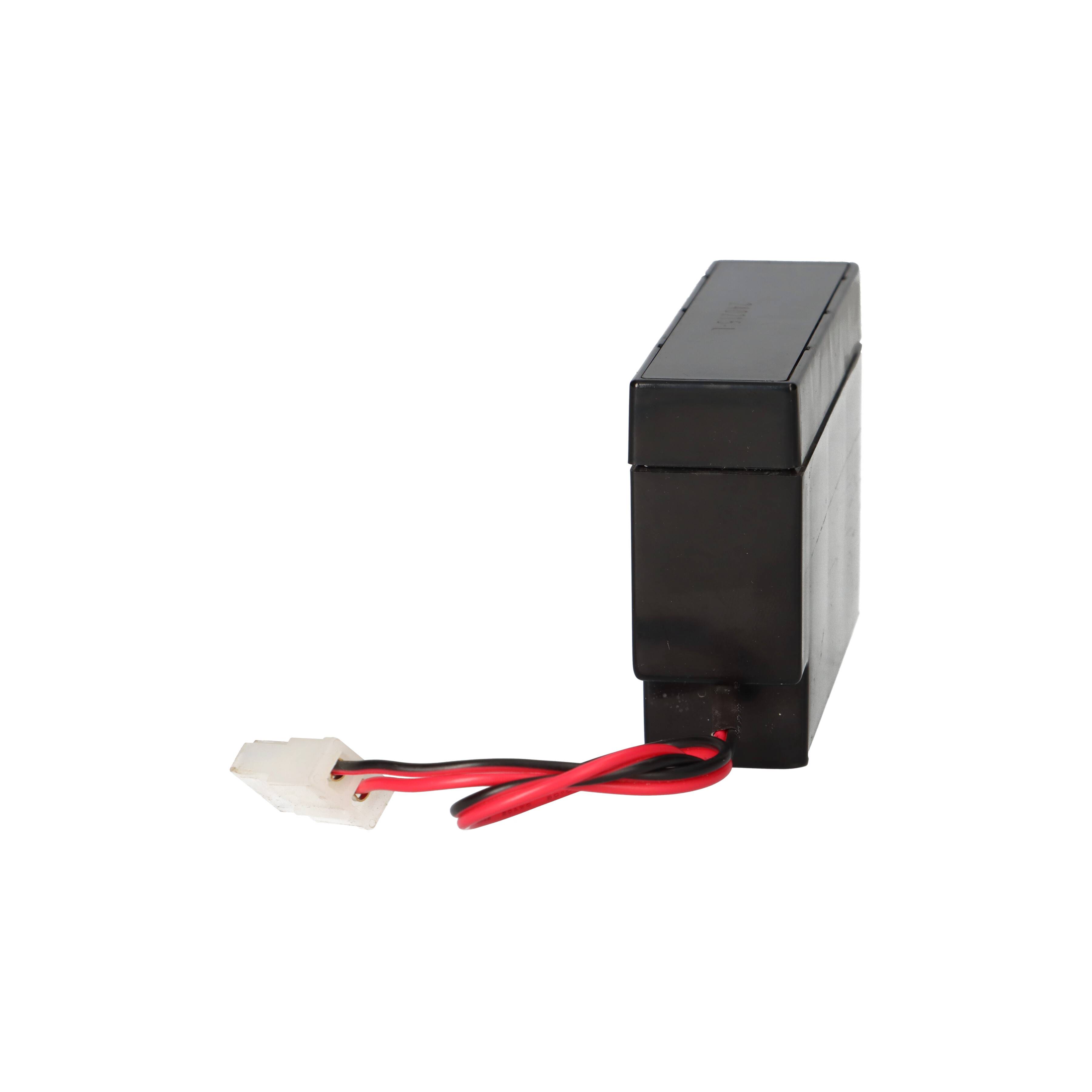 Schwarzer rechteckiger wiederaufladbarer Batteriepack mit roten und schwarzen Drähten und einem weißen Stecker auf weißem Hintergrund.