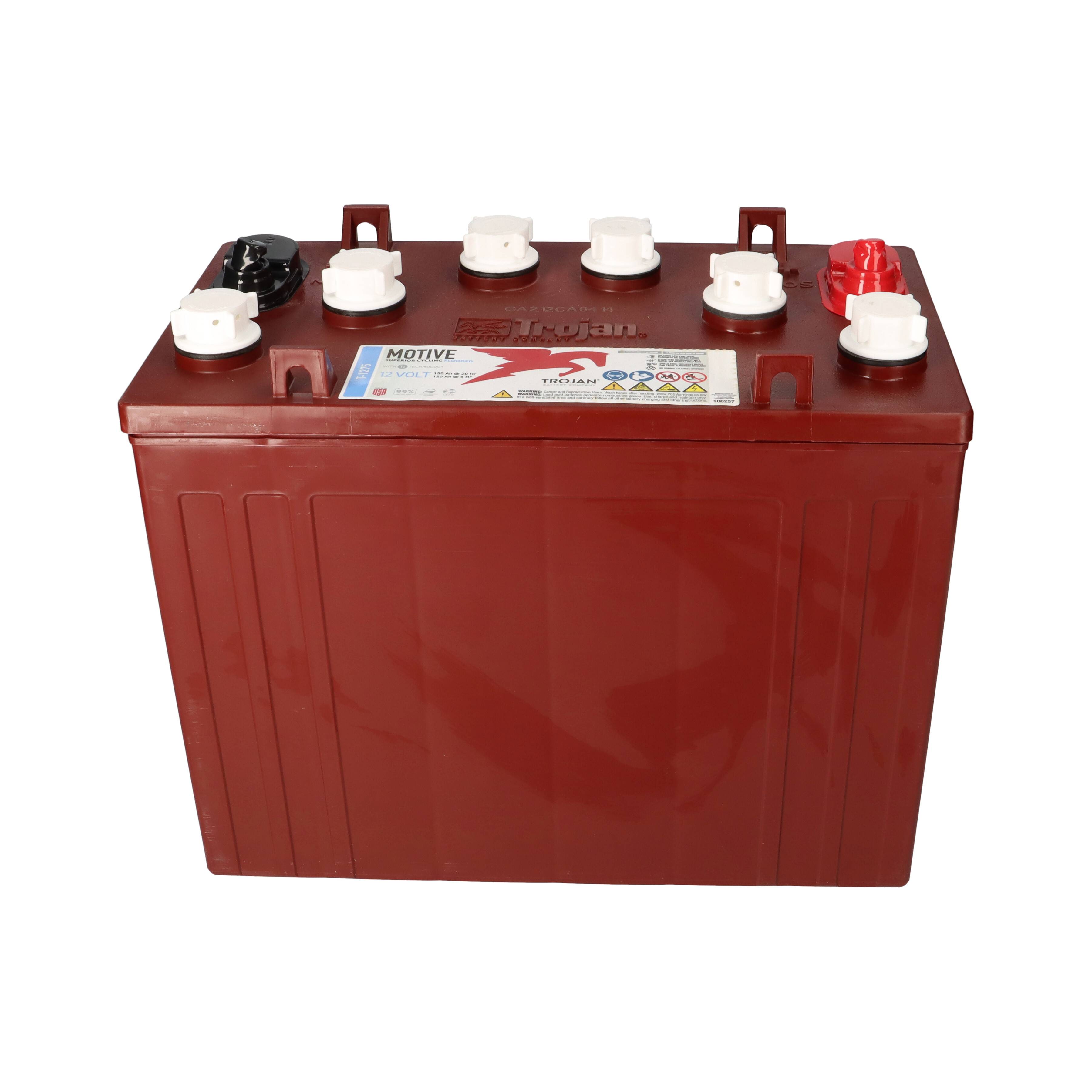 Rote Autobatterie mit sechs Anschllusskappen und Etiketten auf der Oberseite, isoliert auf weißem Hintergrund dargestellt.