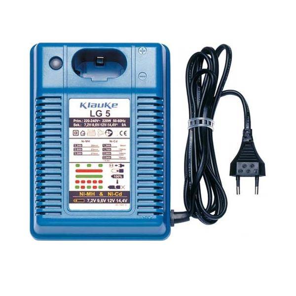 Ein blauer elektronischer Ladegerät mit angeschlossenem Stecker. Das Ladegerät ist mit 'Klauke LG 5' beschriftet und unterstützt verschiedene Batterietypen und Spannungen.