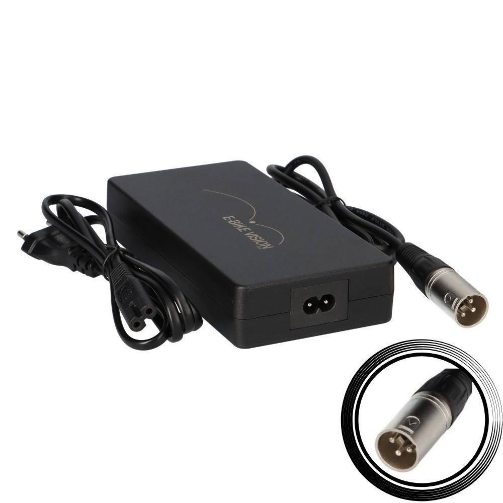 Schwarzer Wechselstromadapter mit angebrachten Kabeln und 3-Pin-Stecker, gezeigt mit einer Nahaufnahme des Steckerendes.