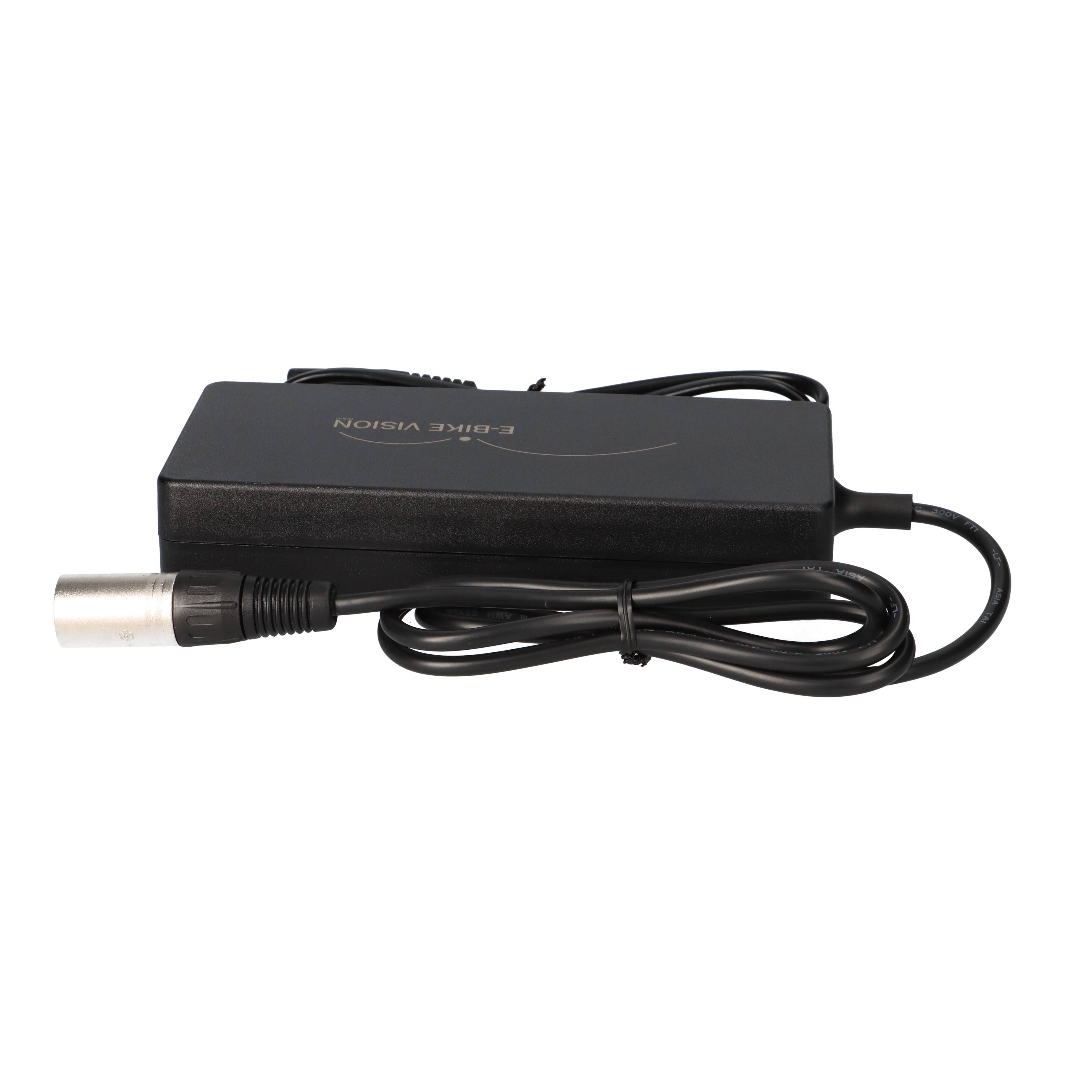 Schwarzer Stromadapter mit angeschlossenem Kabel und silbernem Steckerplug auf weißem Hintergrund.