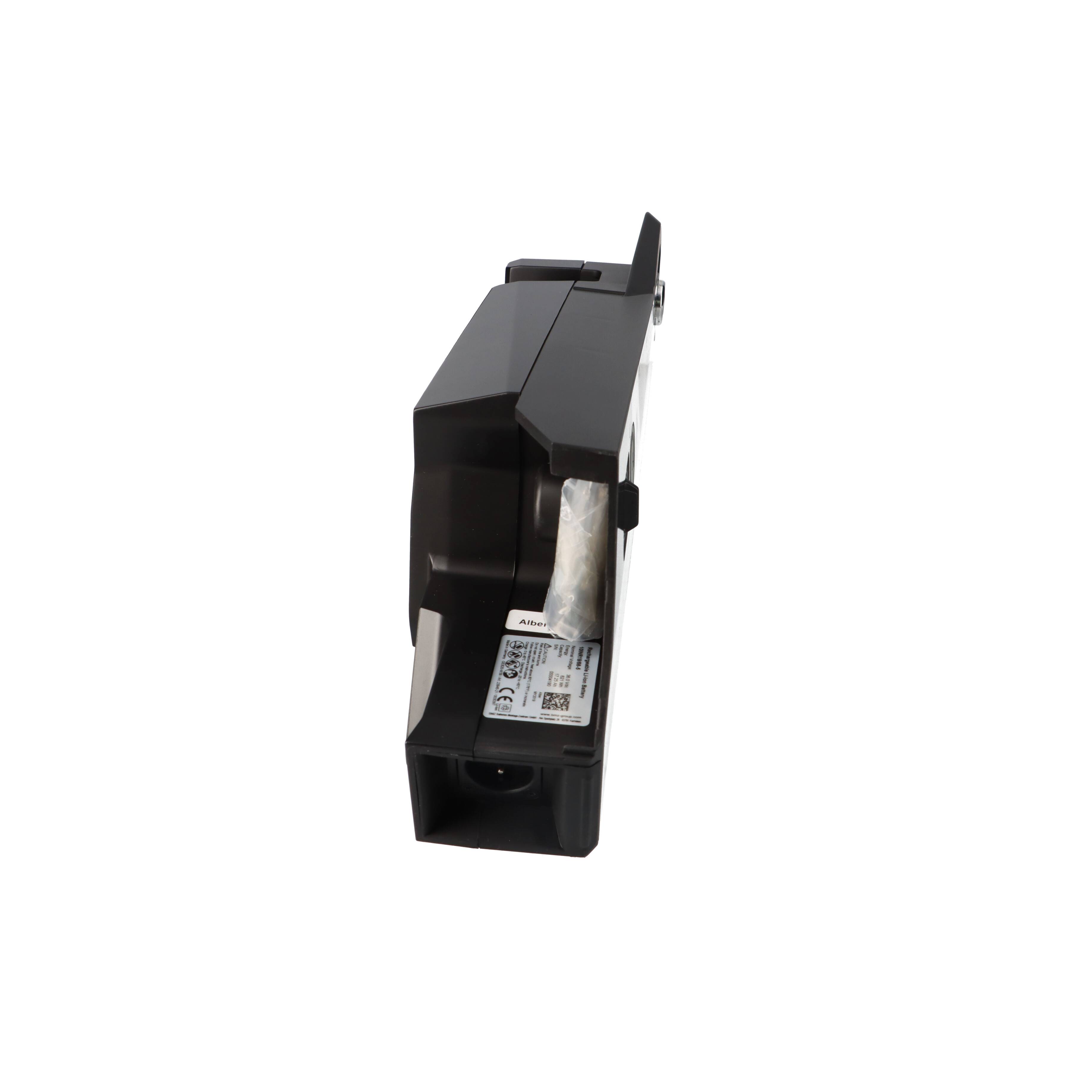 Schwarzes elektronisches Gerät oder Sensormodul in Seitenansicht auf weißem Hintergrund, mit sichtbarem Etikett und Montagehalterung.