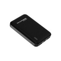 Eine kleine, tragbare schwarze Powerbank mit strukturierter Oberfläche, die einen USB- und einen Micro-USB-Anschluss hat. Der Markenname ist oben aufgedruckt.