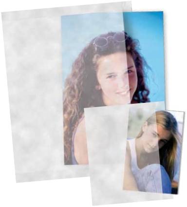 Zwei sich überlappende Porträtfotos von lächelnden jungen Frauen, jeweils von halbtransparenten weißen Paneelen umrahmt.