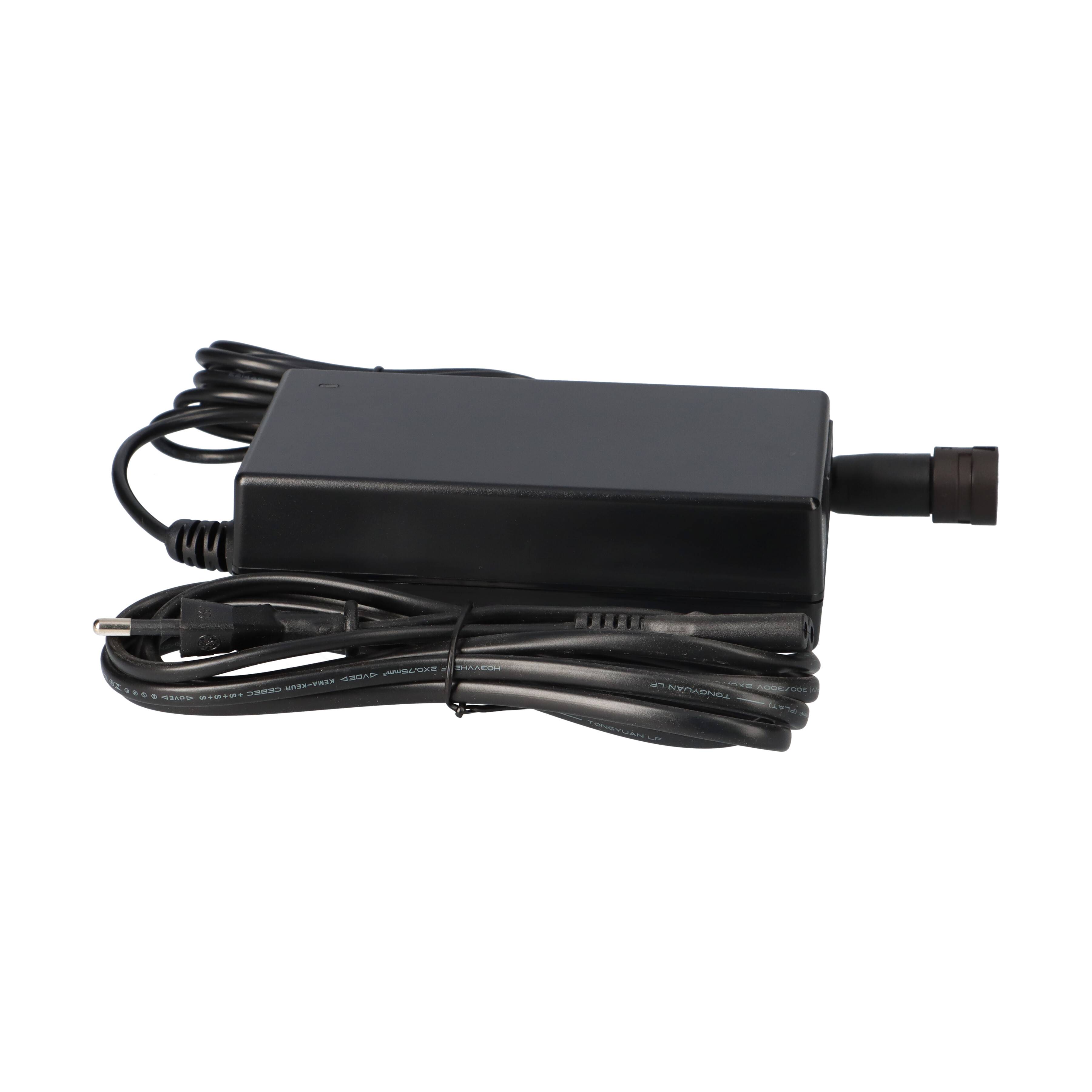 Schwarzer Stromanschlussadapter mit angebrachten Kabeln und Stecker auf weißem Hintergrund.