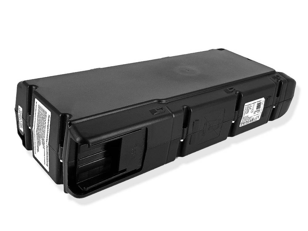 Schwarze rechteckige Autobatterie mit Anschlüssen und Seitenetiketten, in dreiviertelseitiger Ansicht auf weißem Hintergrund.