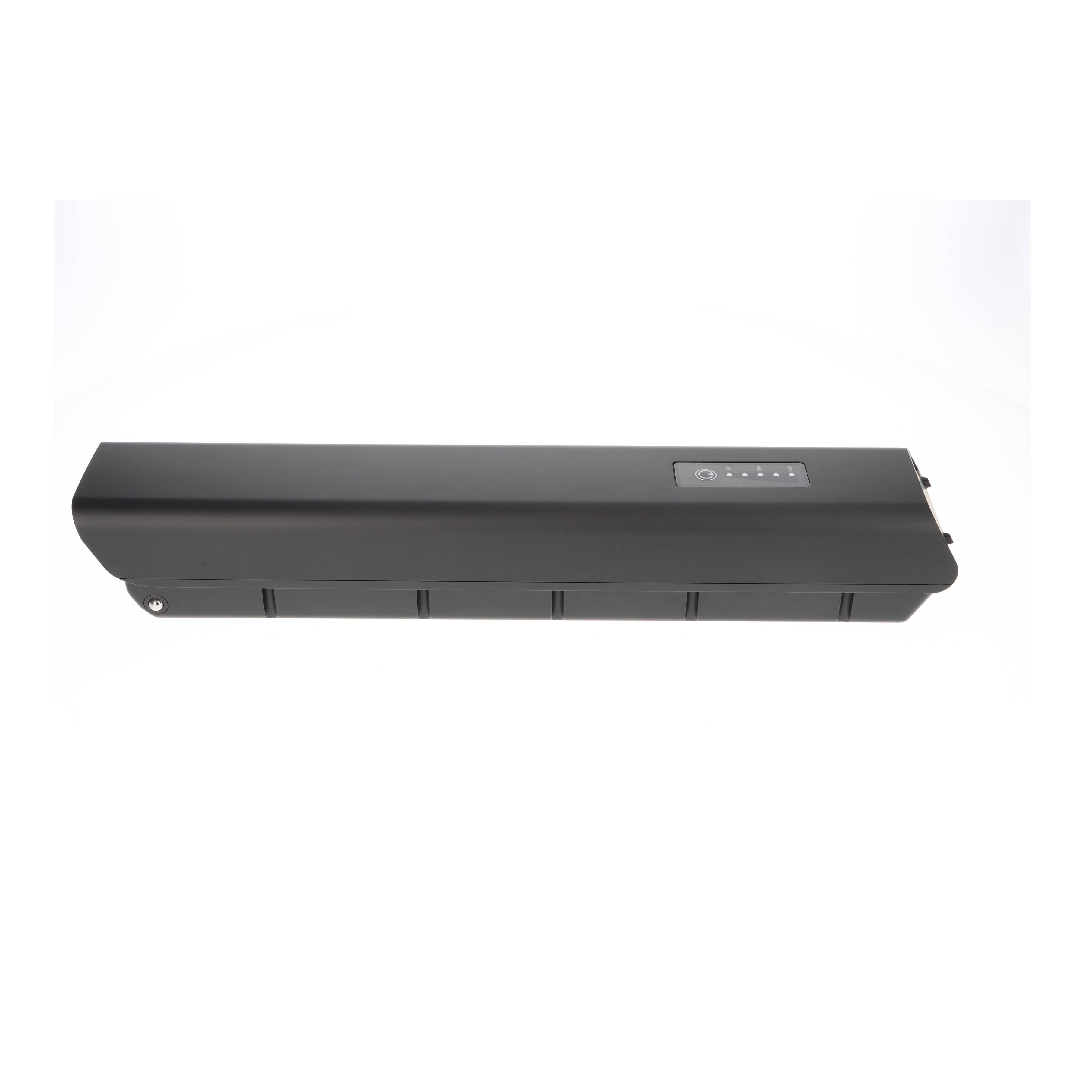 Schwarzes rechteckiges Batteriepack oder Gerätegehäuse auf weißem Hintergrund, mit einem kleinen Anzeigefeld oben rechts.