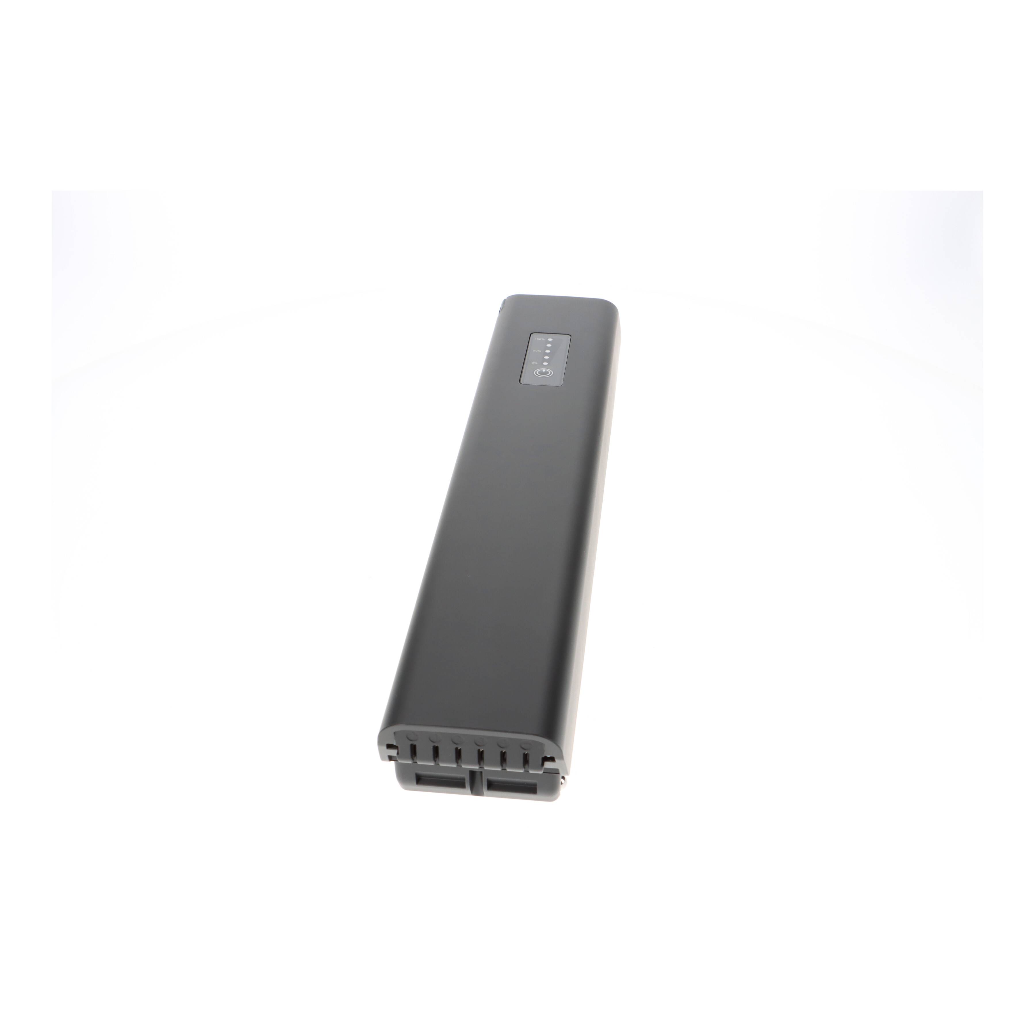 Schwarzes rechteckiges Batteriepaket auf weißem Hintergrund dargestellt, mit sichtbaren Anschlüssen an einem Ende.