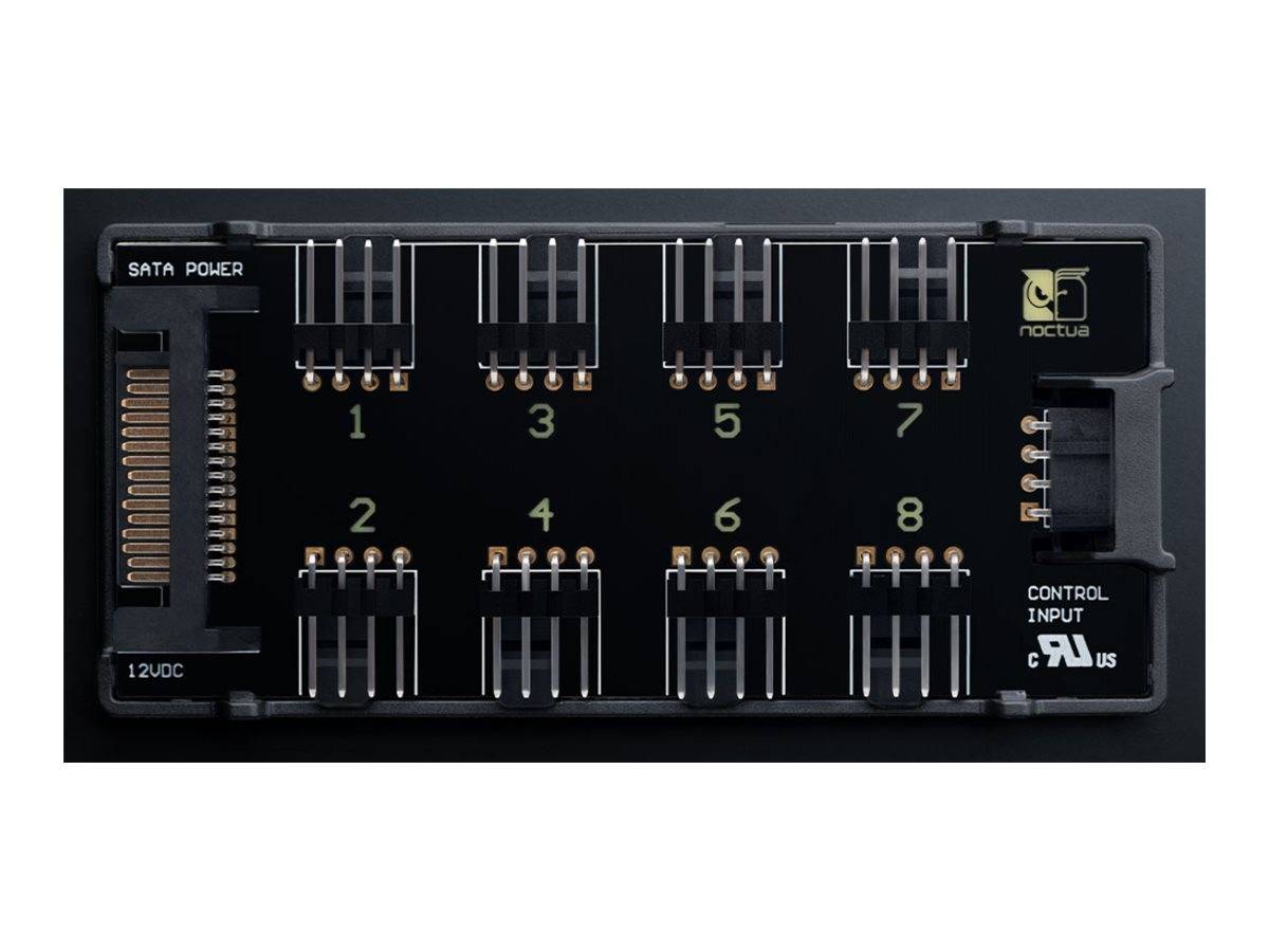 Eine Nahaufnahme einer Noctua-Lüftersteuerungsplatine, die nummerierte Anschlussslots und Steuerungseingänge zur Verwaltung von Lüfteroperationen zeigt.