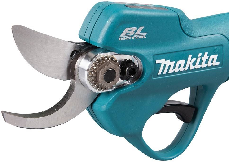 Eine blaue kabellose Gartenschere mit einer silbernen Klinge und den Worten 