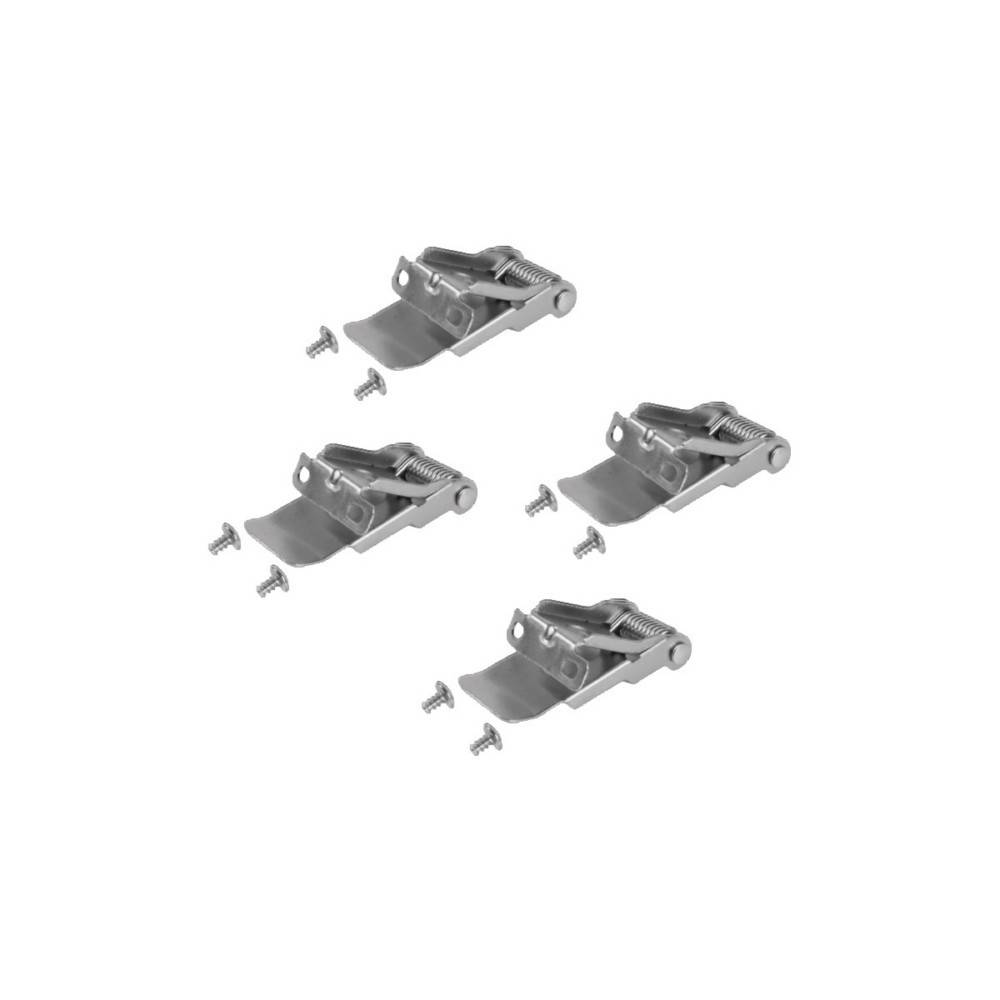 Vier Metallriegel-Befestigungen und Schrauben, die zur Befestigung von Komponenten verwendet werden, auf einem weißen Hintergrund dargestellt.