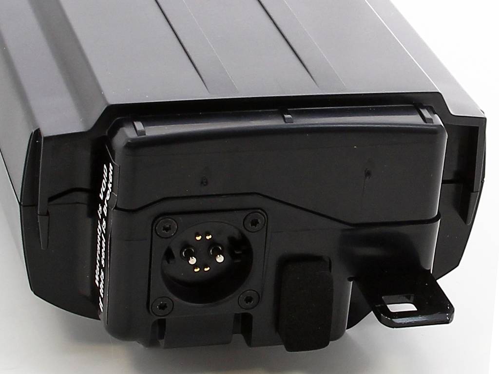 Nahaufnahme eines silbernen und schwarzen elektronischen Geräts mit einer rückwärtigen Anschlussplatte, die einen runden Multi-Pin-Anschluss und einen hervorstehenden USB-Stecker zeigt.