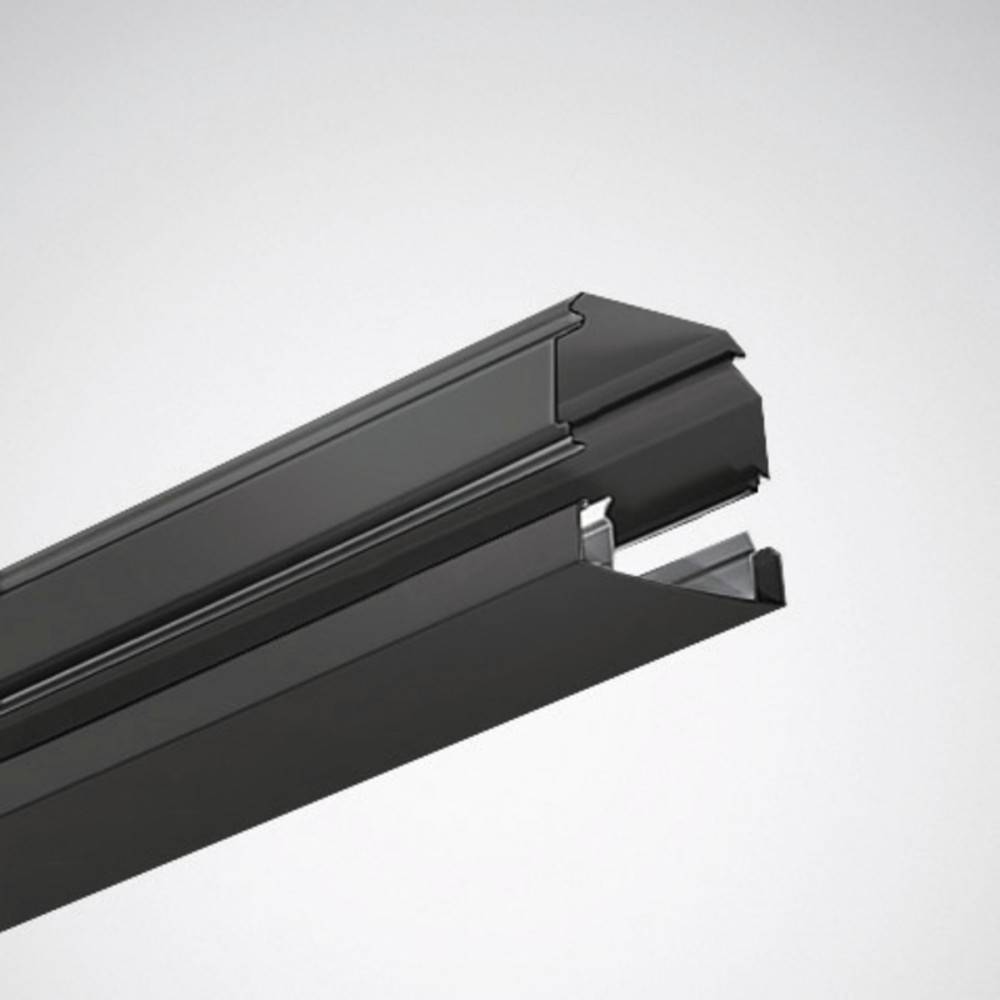 Schwarzes Metallextrusionsprofil für Solarrahmen, von der Seite gezeigt, mit präzisen Rillen und Winkeln, das sein schlankes Design betont.