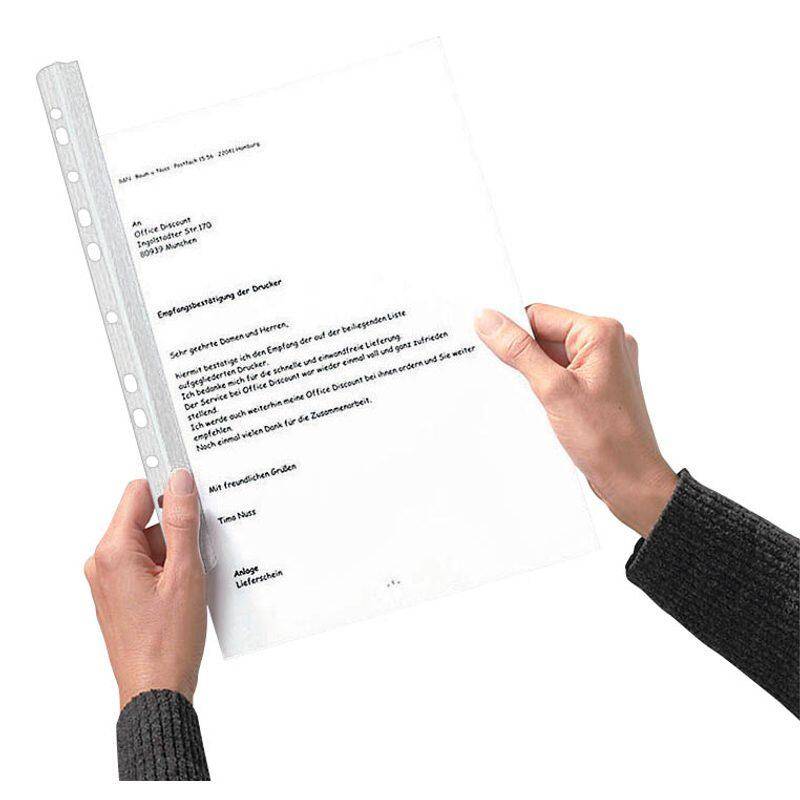 Hände halten eine durchsichtige Kunststoffdokumenthülle mit einem getippten Brief darin vor weißem Hintergrund.